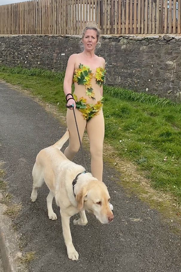 женщина гуляет с собакой
