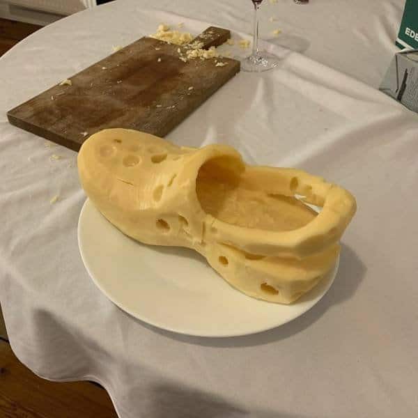 обувь из сыра на тарелке