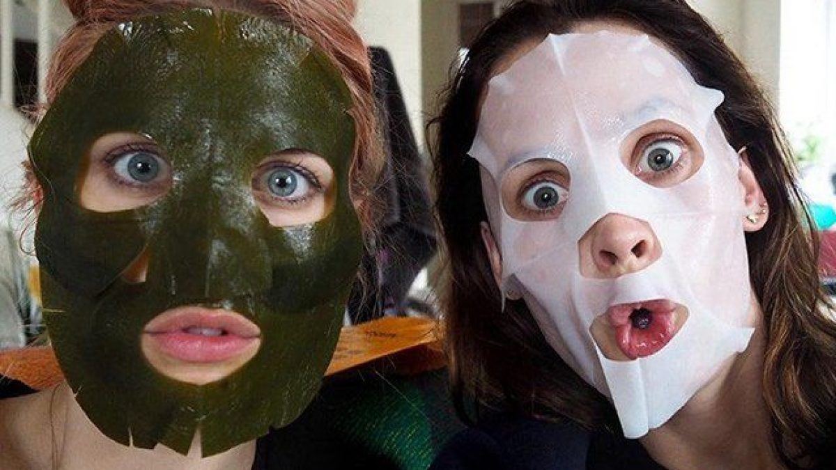 Говорящая маска видео. Женщина в косметической маске. Женщина в маске для лица. Смешные косметические маски для лица.