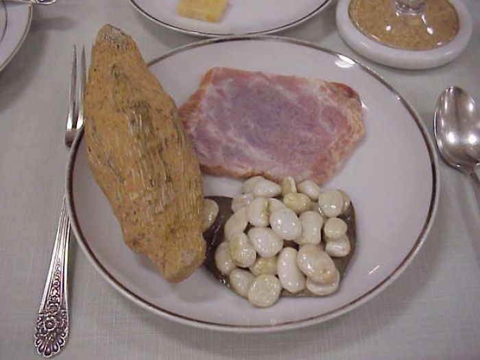 тарелка с искусственной едой
