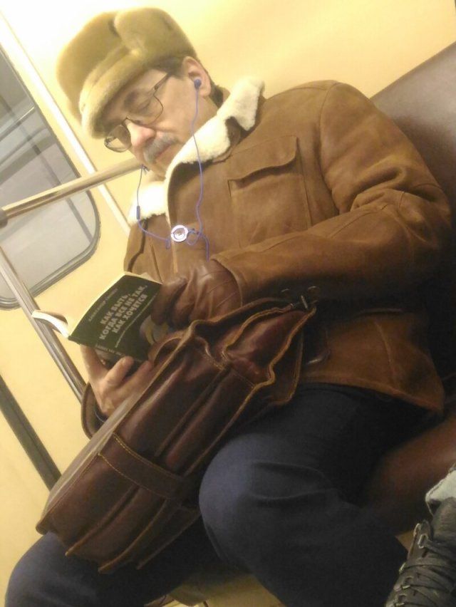 Безумные вещи, которые люди читают в общественном транспорте