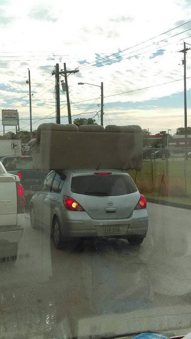 диван на крыше легкового авто
