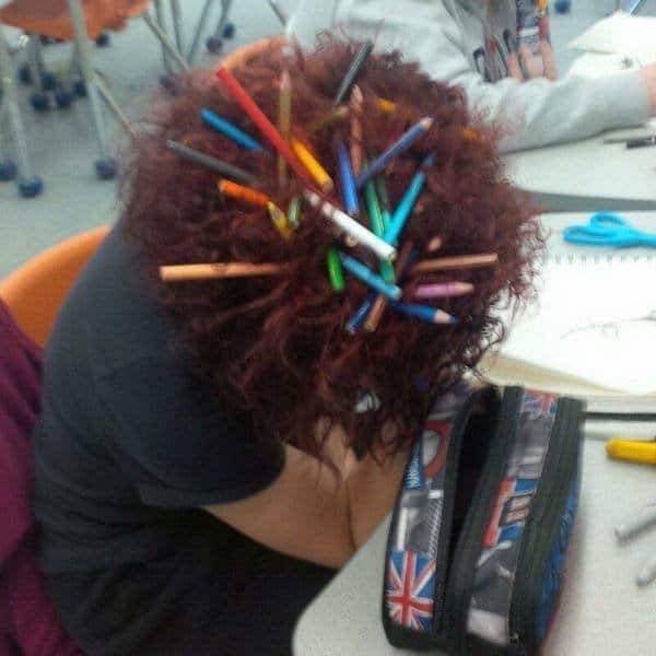 карандаши в волосах