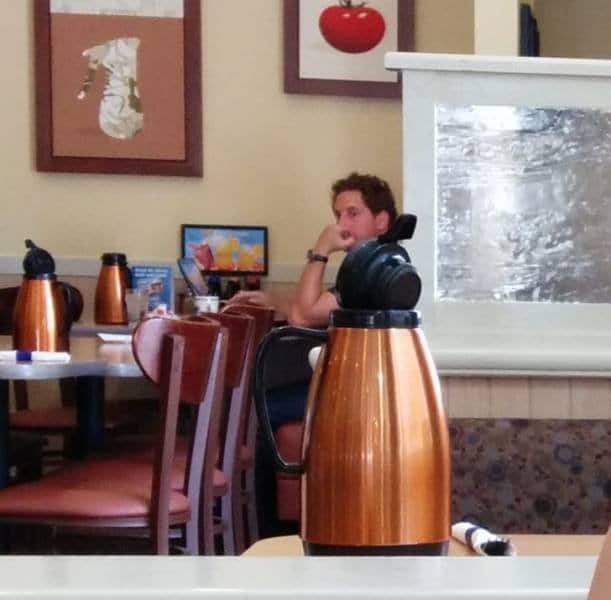 парень сидит в кафе