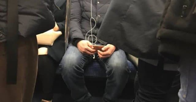 парень с телефоном в метро