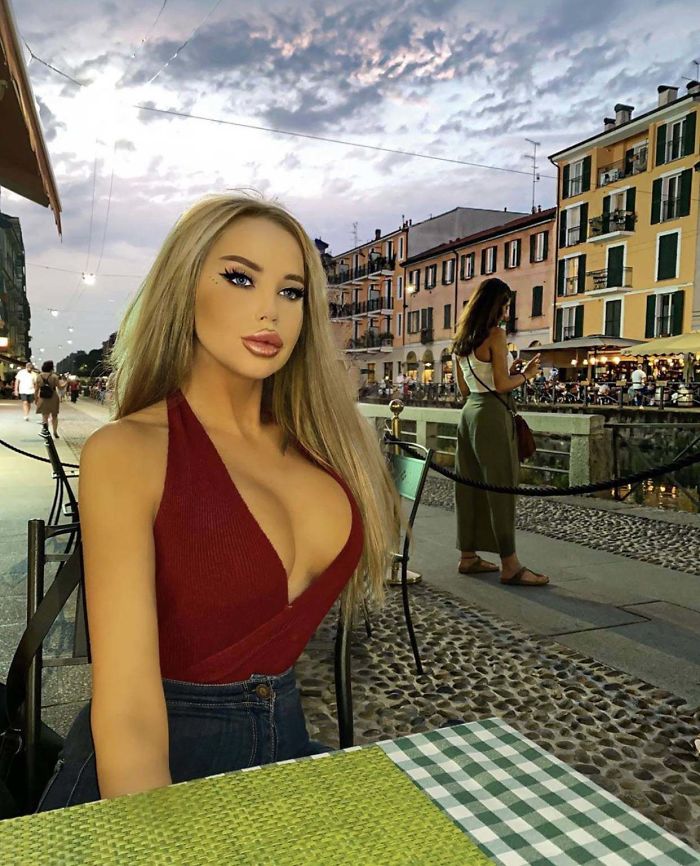 девушка блондинка за столиком в уличном кафе