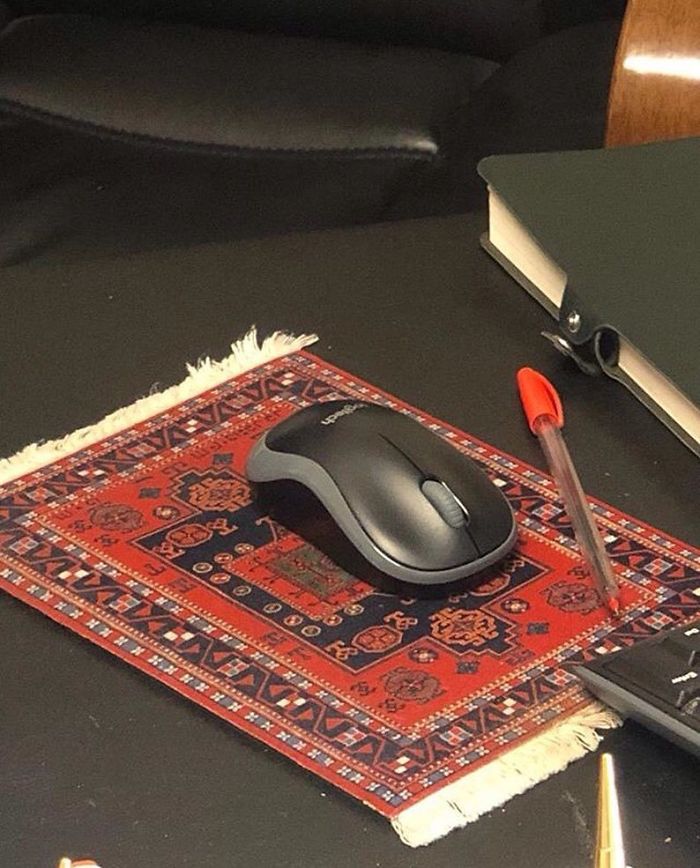 мышка на коврике