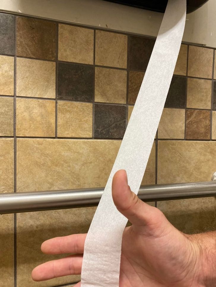 туалетная бумага в мужской руке