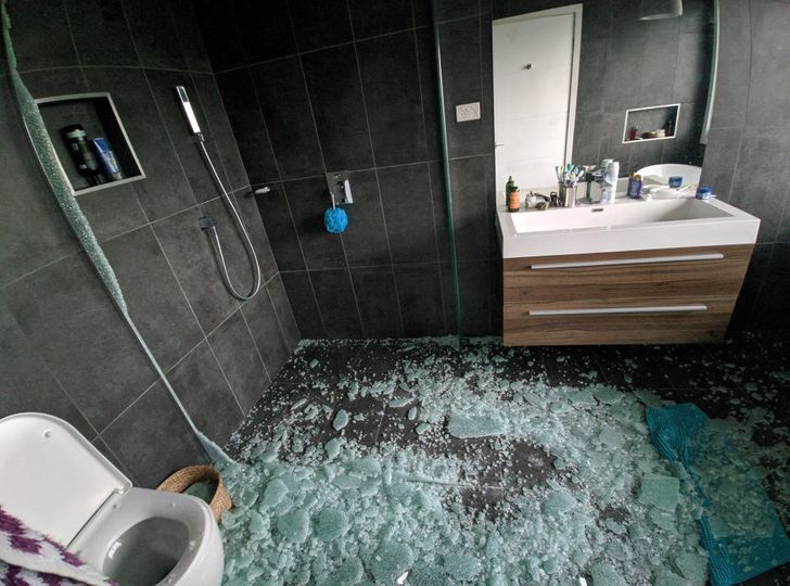 стекло на полу в ванной