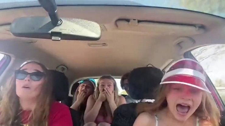 Незваный пассажир наделал крика в автомобиле девушек Приколы,ekabu,ru,авто,видео,девушка,танцы