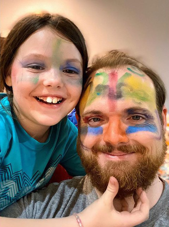 бородатый мужчина с дочкой
