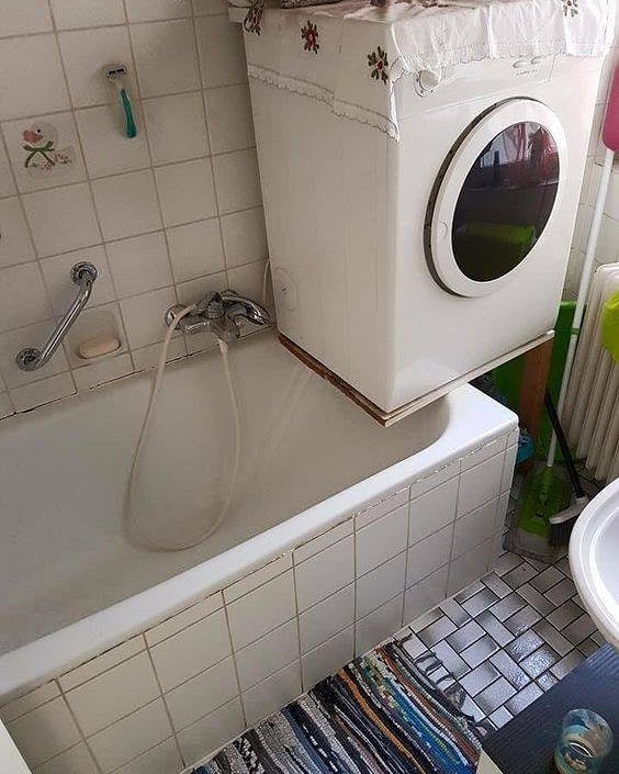 стиральная машинка стоит на ванне