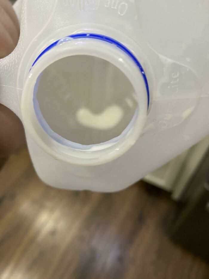 молоко на дне бутылки
