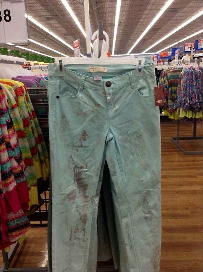 голубые джинсы в магазине