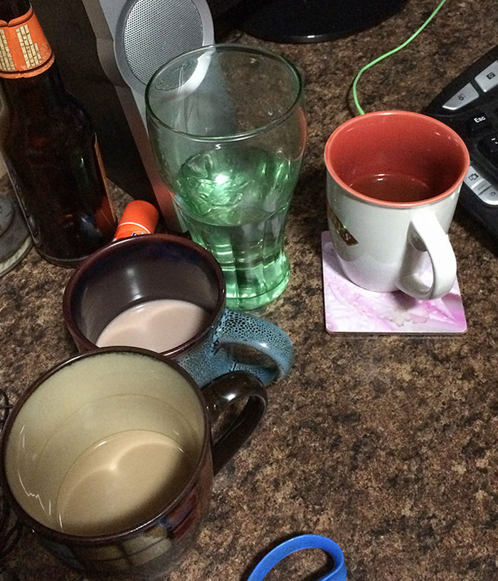 чашки на столе