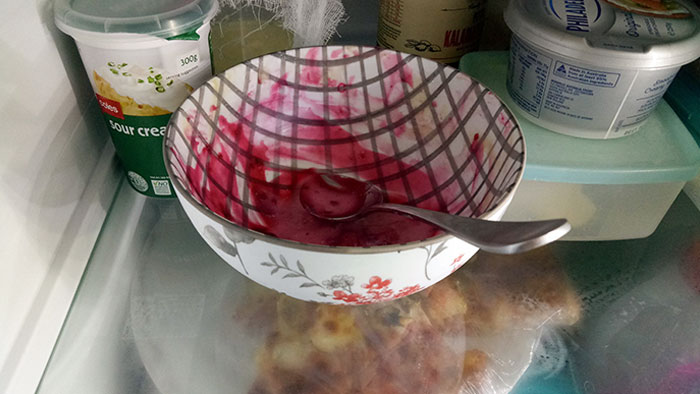 пустая тарелка с ложкой в холодильнике
