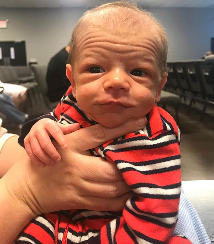 новорожденный мальчик в полосатом комбинезоне