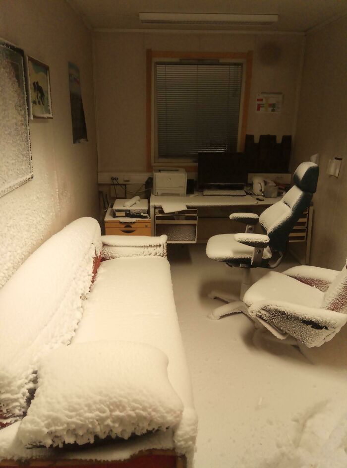 комната в снегу
