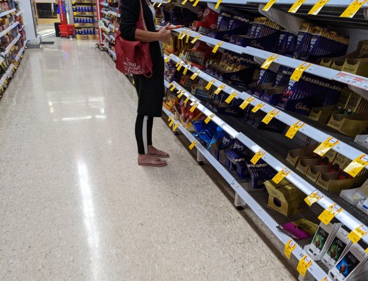 девушка в супермаркете