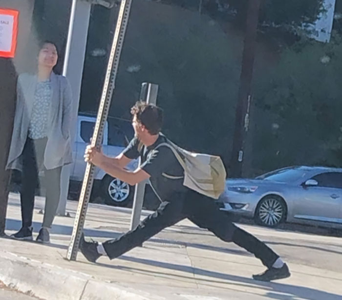 мужчина с рюкзаком на улице