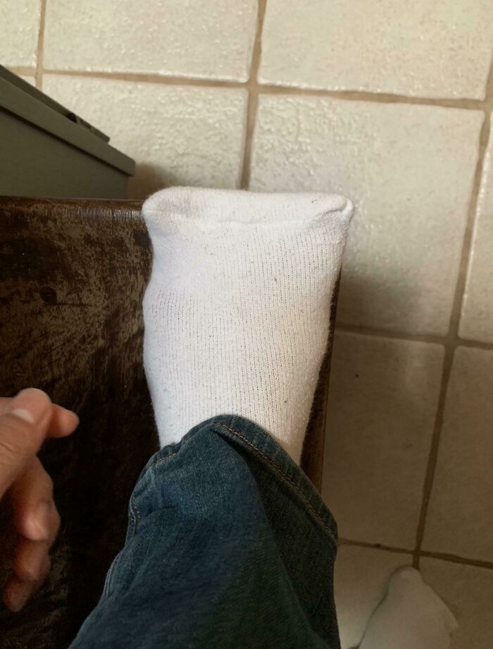 balta kojinė ant kojos