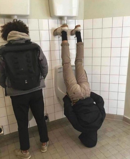 vaikinas aukštyn kojom tualete