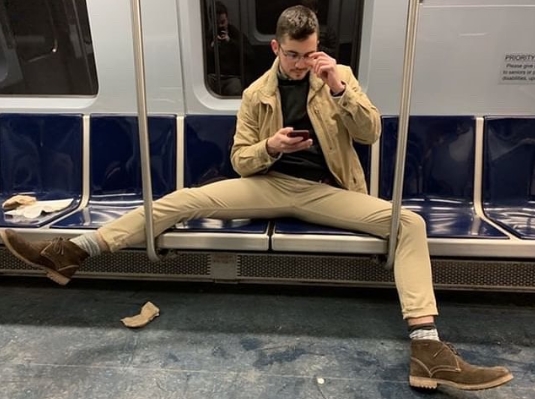 парень едет в метро