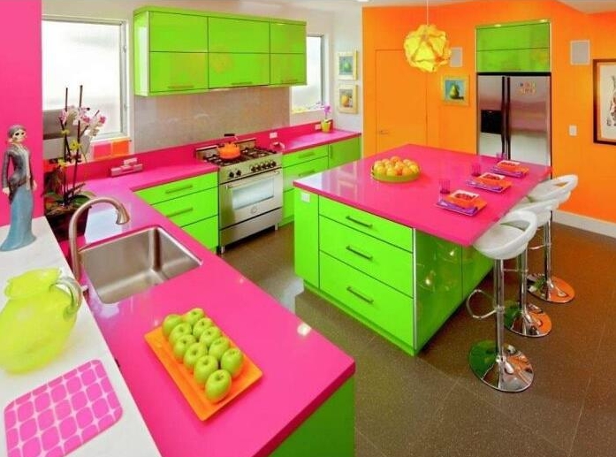 кухня с розово-зеленой мебелью