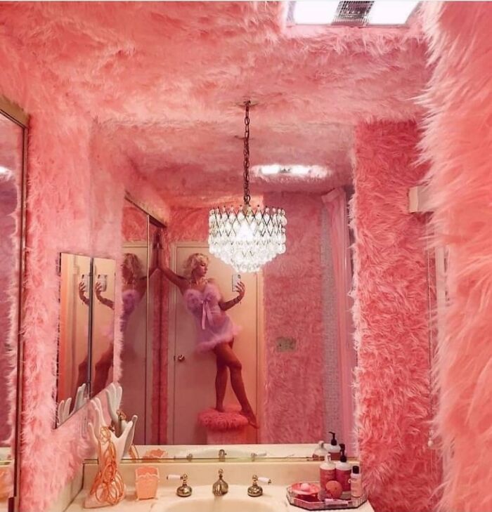 мягкие розовые стены в ванной