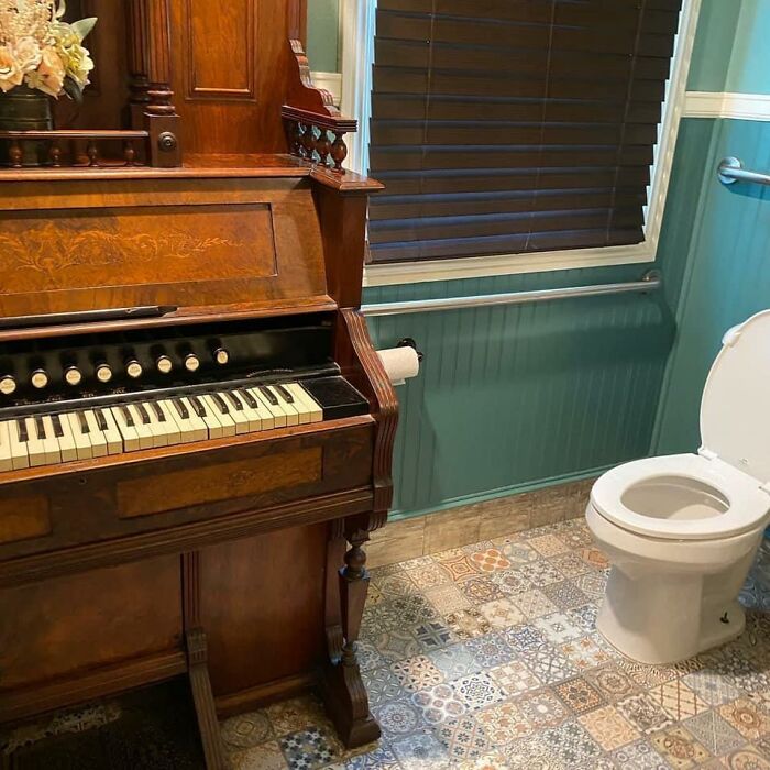 пианино в туалете