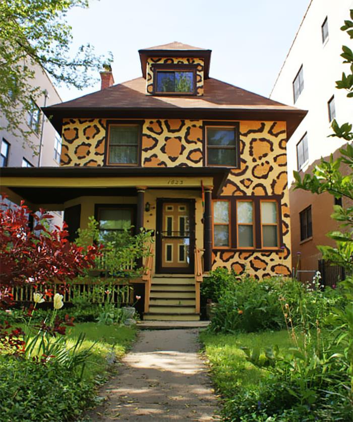 двухэтажный дом с леопардовой расцветкой