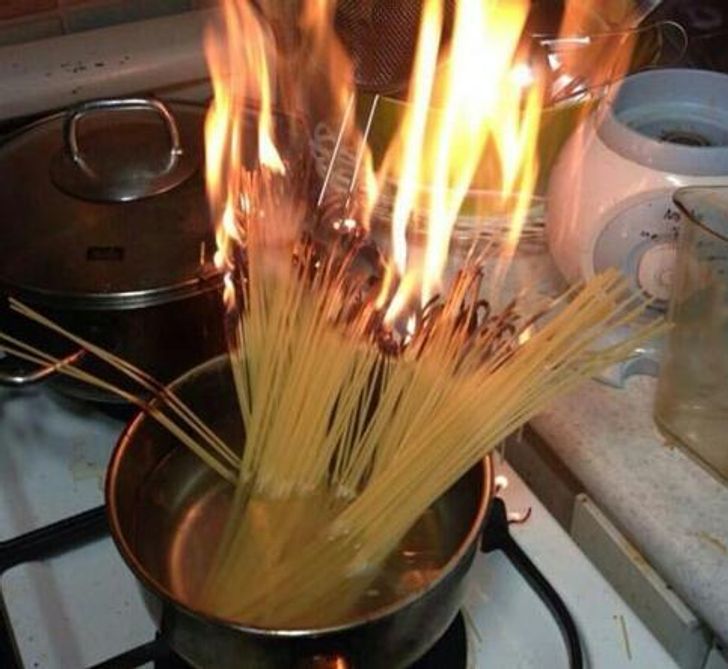 спагетти горят в кастрюле
