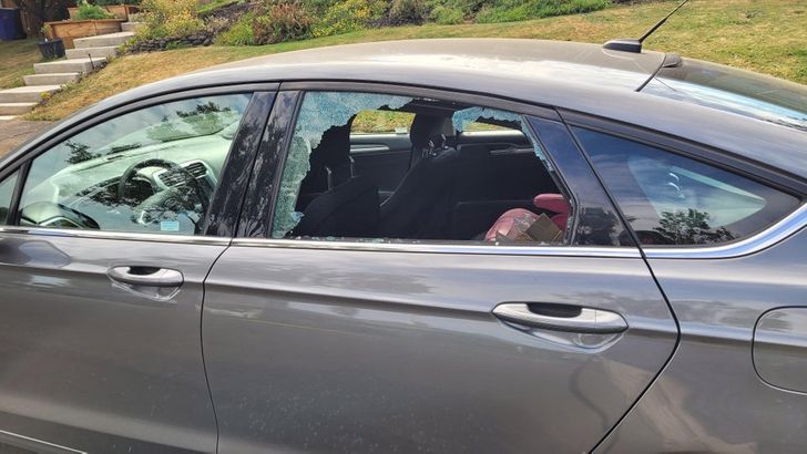 разбитое окно в машине