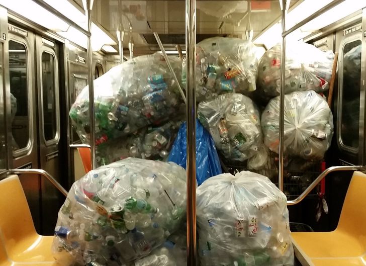 пакеты с бутылками в вагоне метро