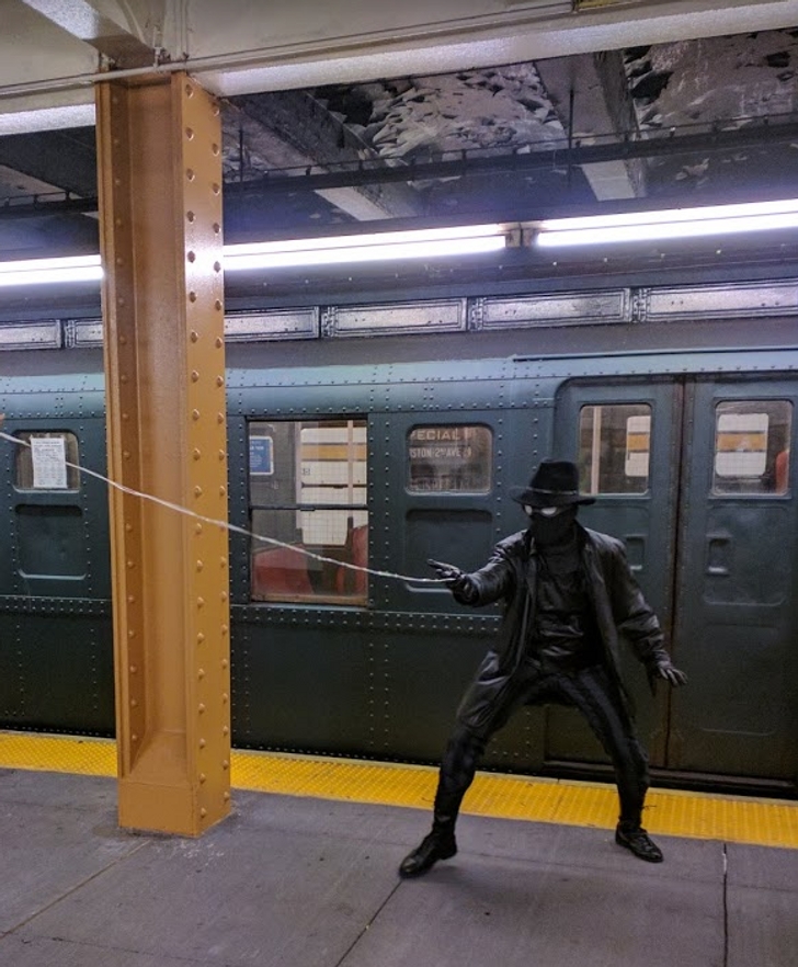 человек в черном костюме в метро