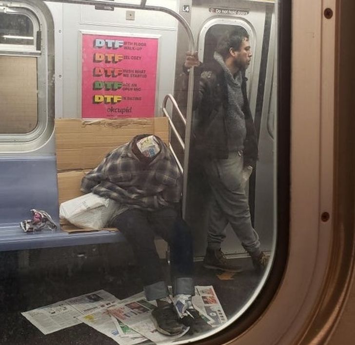 мужчина в вагоне метро