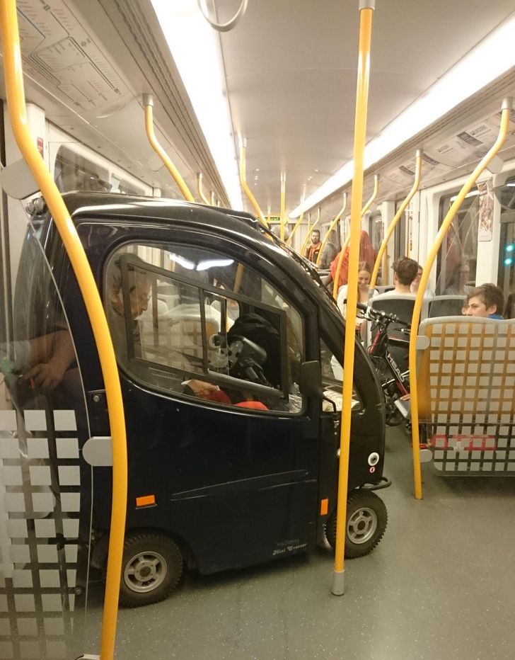 черное авто в вагоне метро