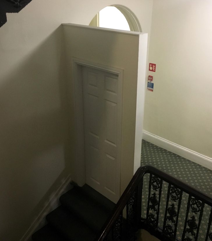 белая дверь на лестнице