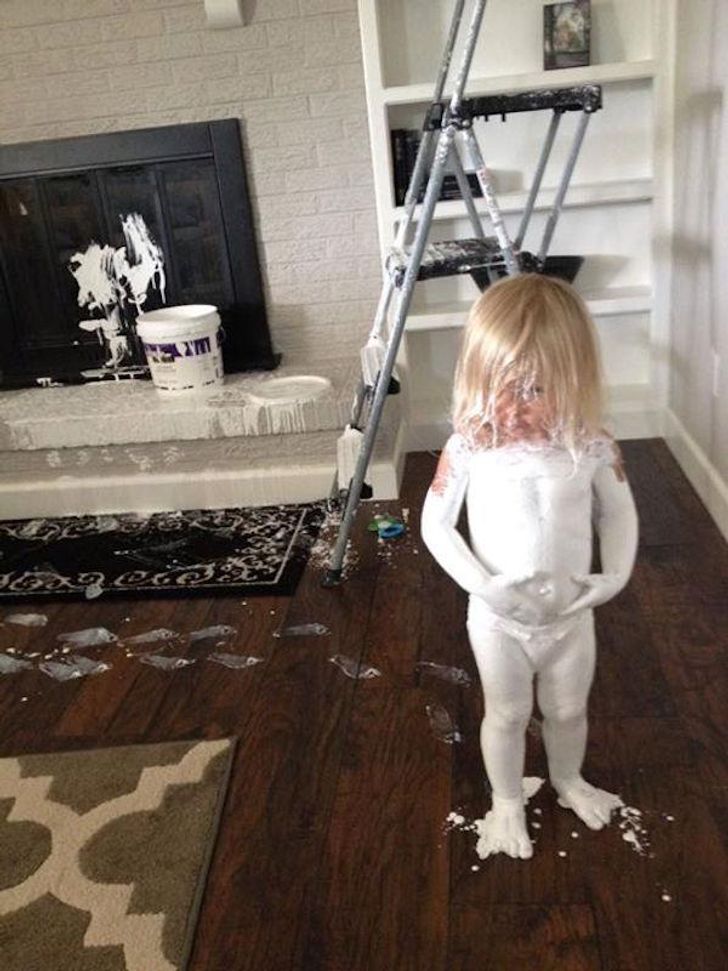 ребенок в белой краске