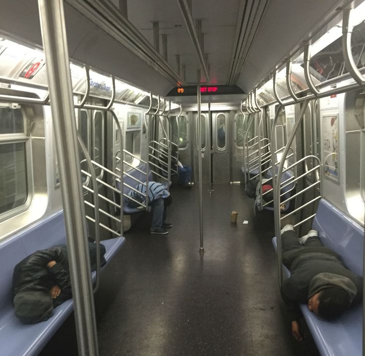 пассажиры спят в вагоне метро