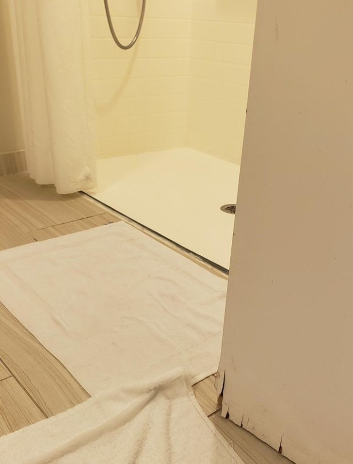 полотенца на полу в ванной