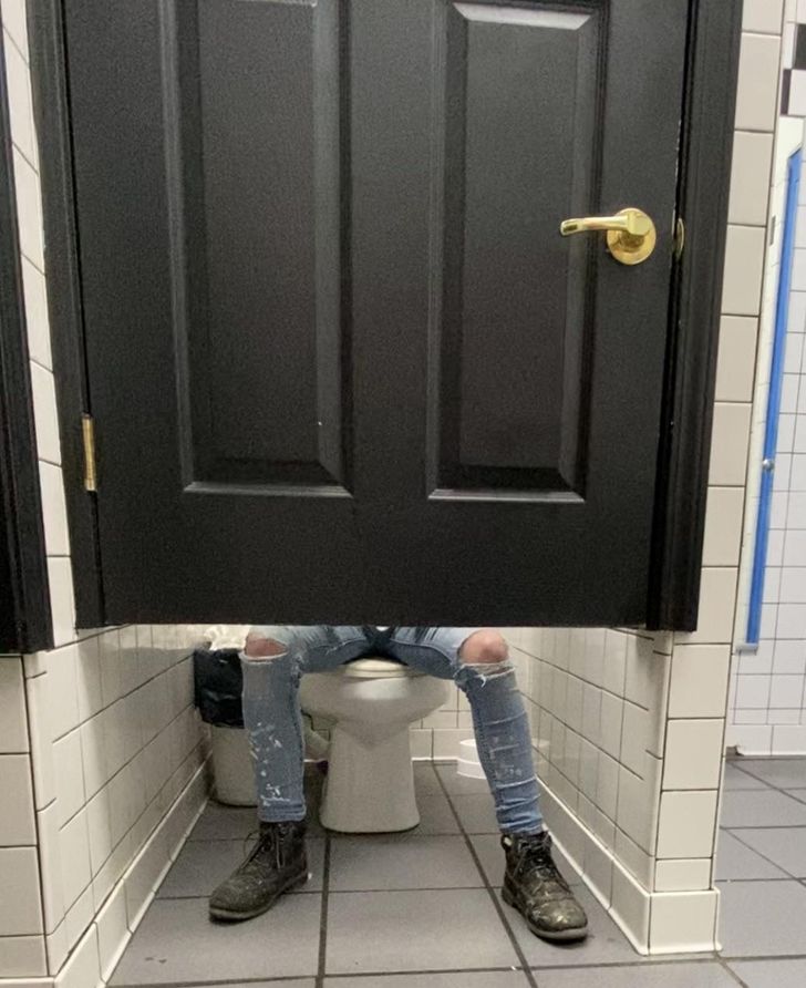 дверь в кабинку туалета