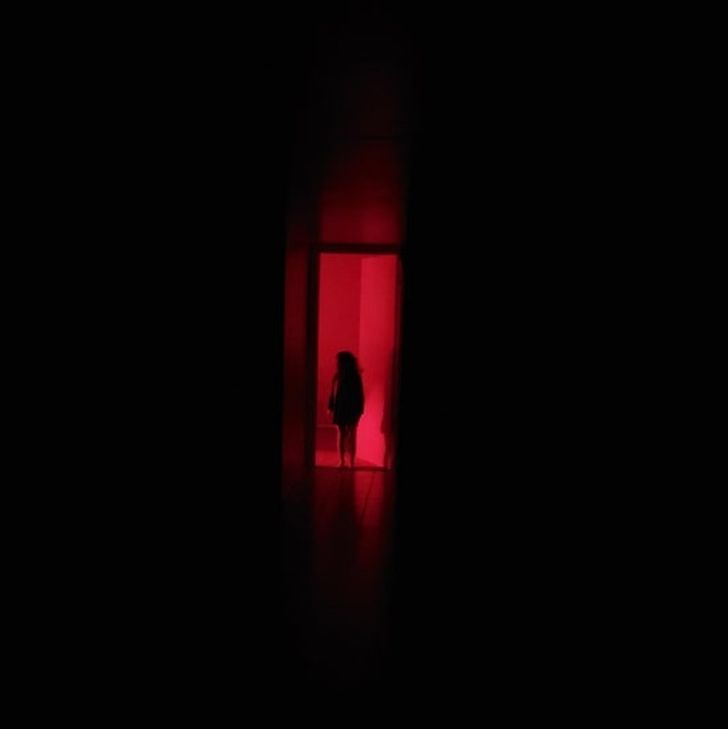 девочка в конце темного коридора