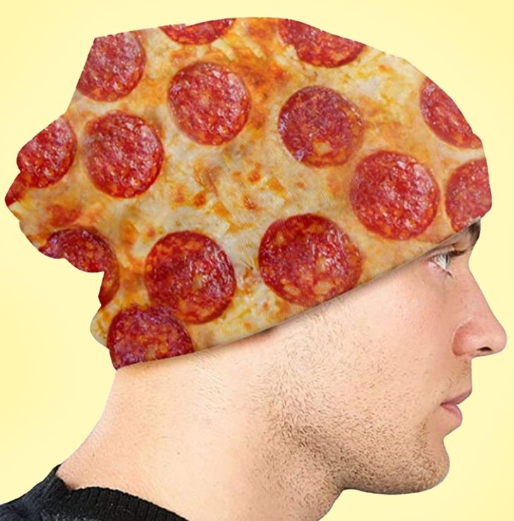 шапка с принтом пиццы на парне