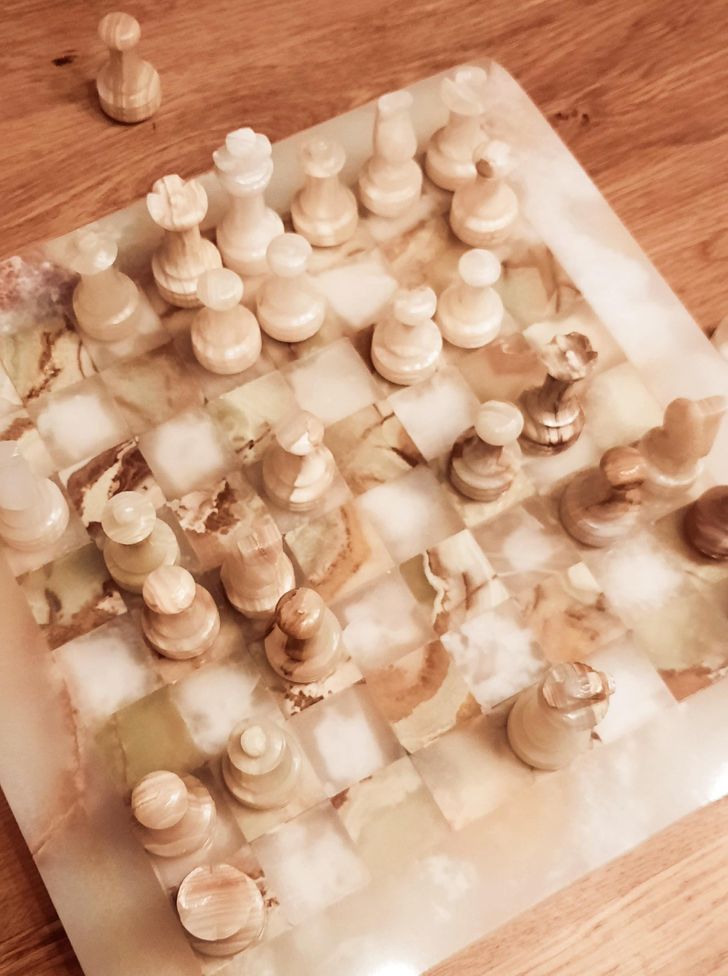 шахматная доска с шахматами