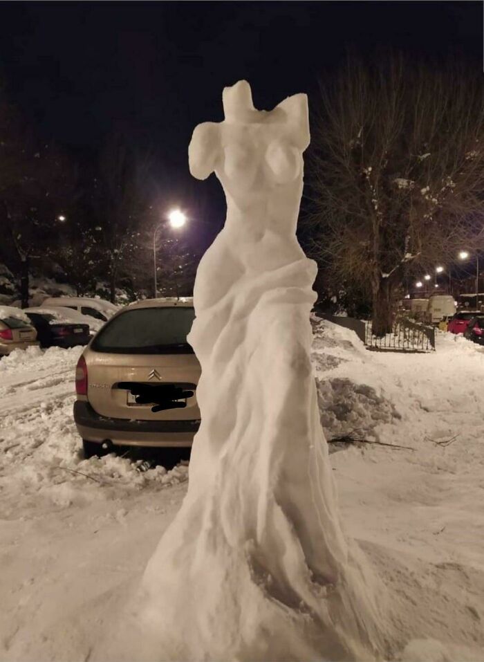 статуя венеры милосской из снега