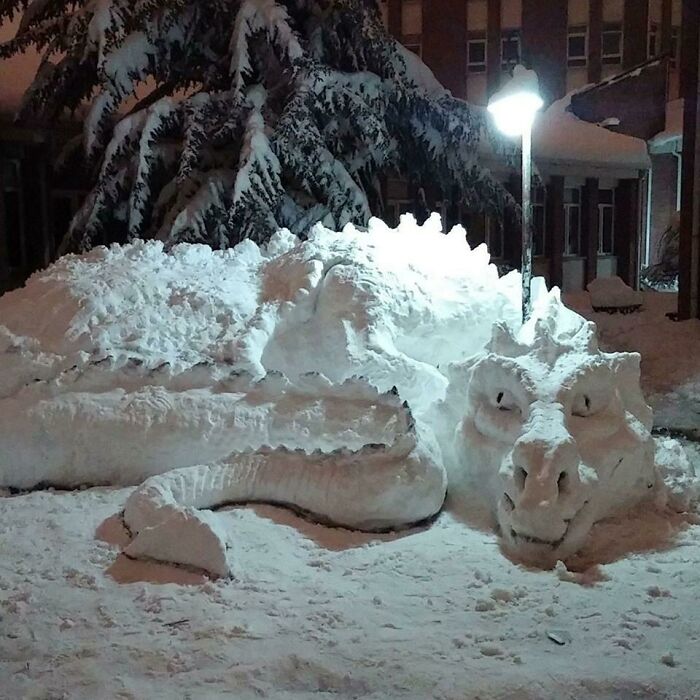снеговик в виде дракона