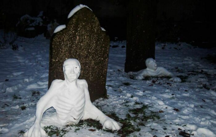 снеговики на могилах