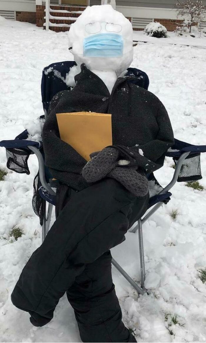 снеговик с маской на лице сидит на стуле