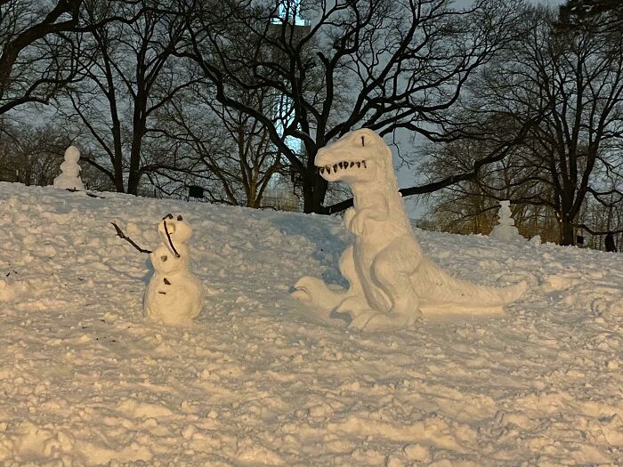 снеговик и динозавр из снега